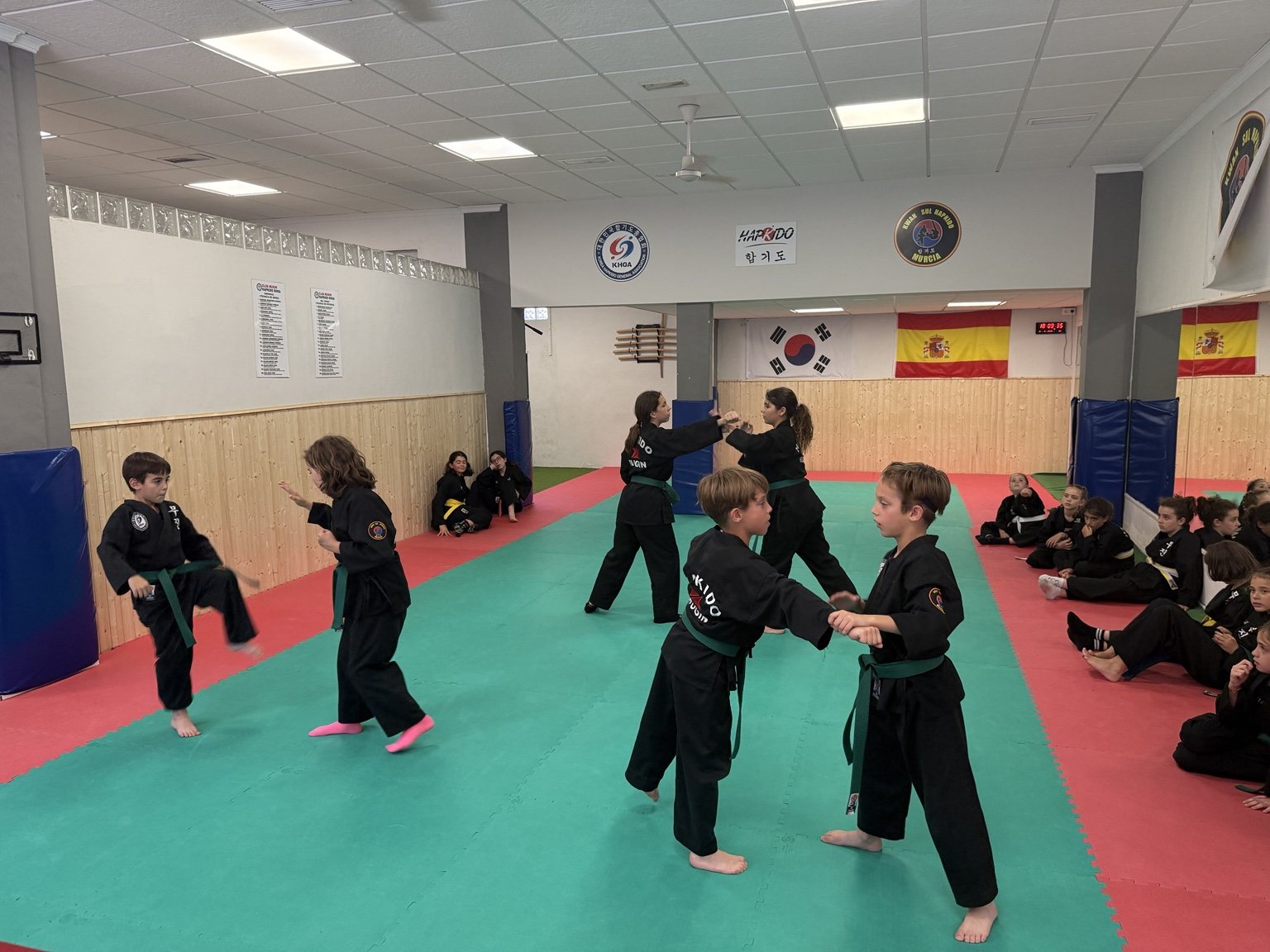 Alumnos con diplomas de grado de Hapkido